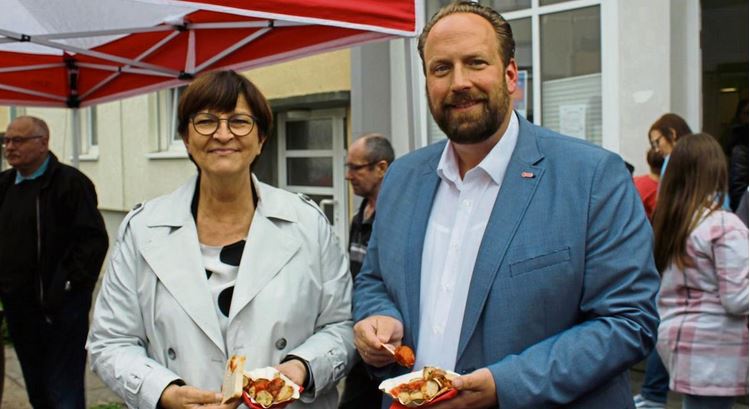 Currywurst im Wahlkampf - Politik macht Station bei unserem Bewohnerzentrum Am Rüsing
