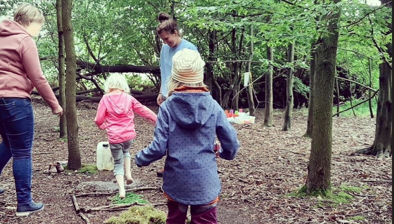 Pflegefamilien im Wald 