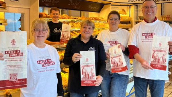 Nun sind sie da – unsere Brötchentüten für die Superheld*innen-Kampagne!