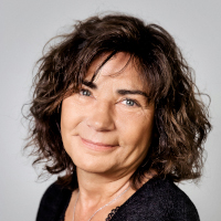 Frau Tina-Louise Dugdale
